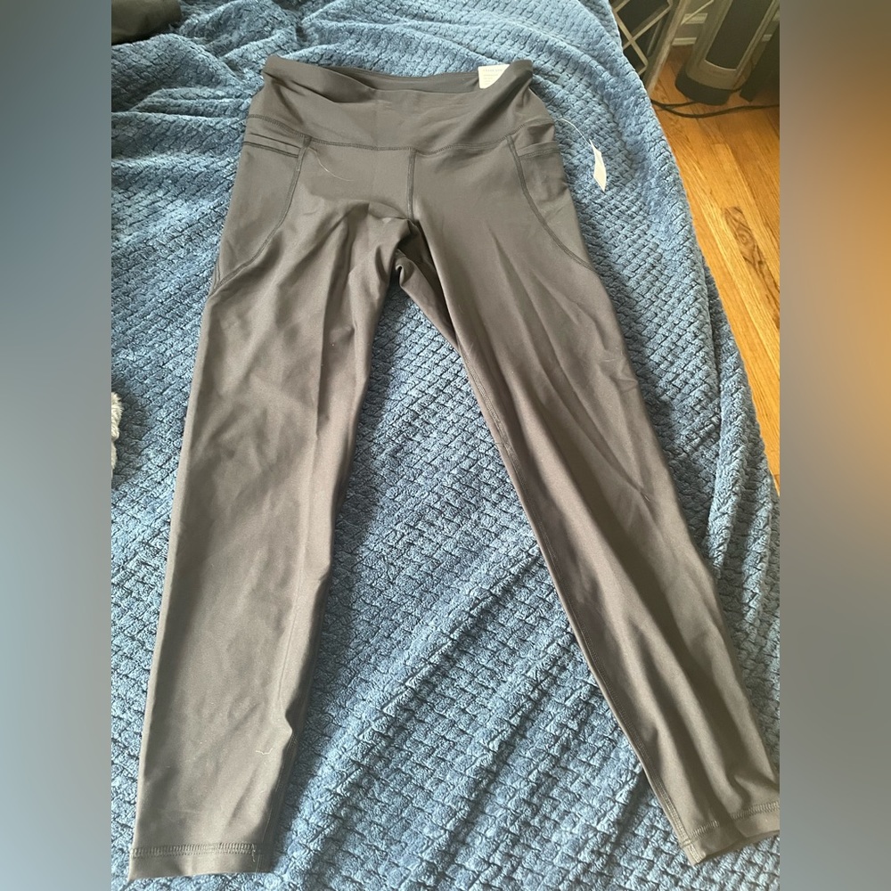 Old Navy Black Powersoft 7/8 leggings L— NWT